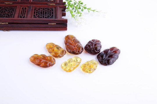 琥珀葉子吊墜