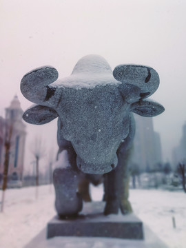 雪景中的牛雕塑