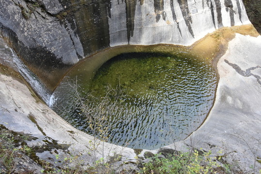 水潭