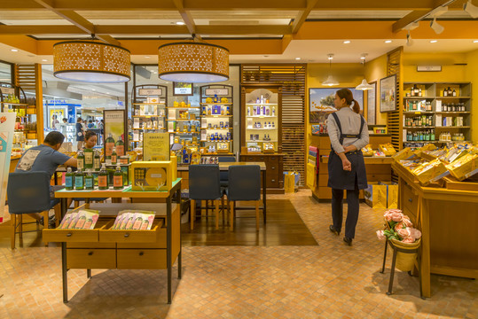 商場化妝品專賣店