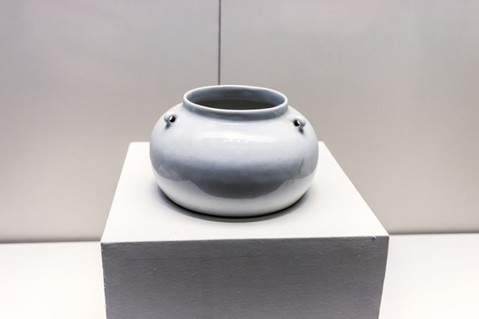 白釉暗花三系罐