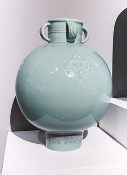 海浪紋綠瓷瓶
