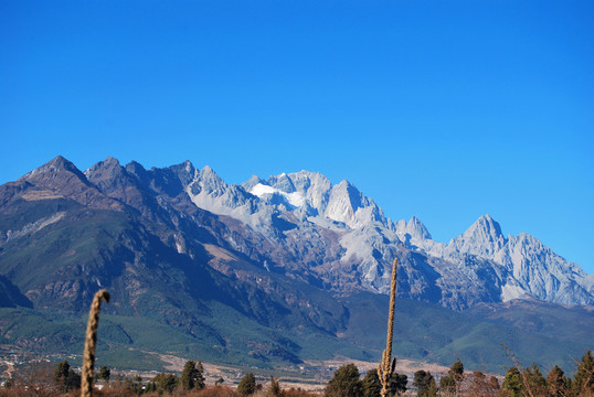 遠(yuǎn)眺玉龍雪山