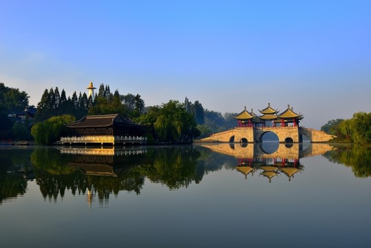 瘦西湖五亭橋倒影
