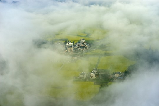 云霧里的山村