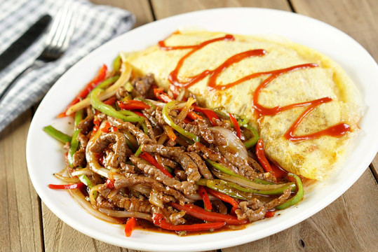 黑椒牛柳蛋包飯
