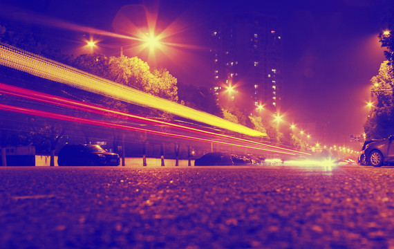 夜晚城市汽車燈光軌跡