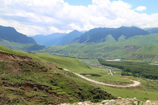 山谷盤山路