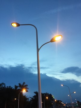 傍晚 路燈