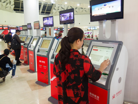 ?？诿捞m國際機場自助值機服務(wù)