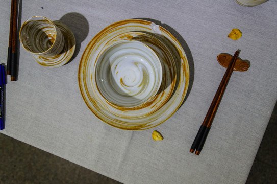瓷質(zhì)餐具