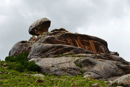 山巖險(xiǎn)石