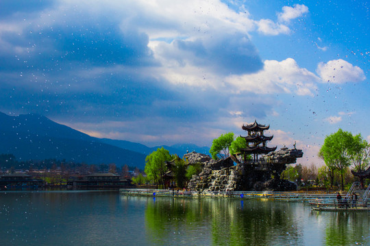 麗江觀音峽藍(lán)天白云風(fēng)景