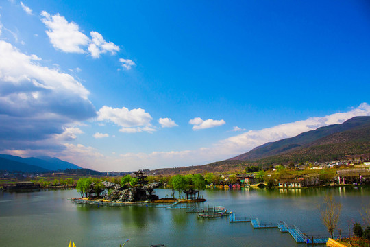 麗江觀音峽藍(lán)天白云風(fēng)景