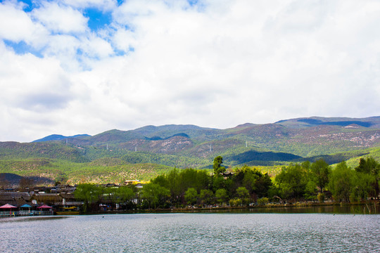 麗江觀音峽藍(lán)天白云風(fēng)景