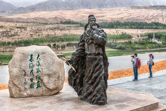 中衛(wèi)沙坡頭王維塑像
