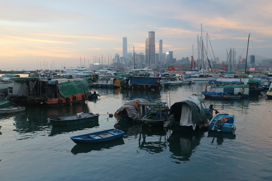 港灣停泊的船