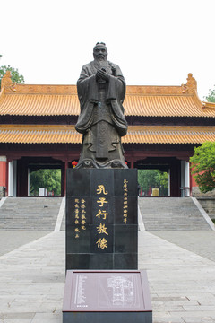 孔夫子石像