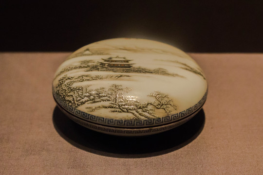 民國(guó)水墨畫(huà)瓷器