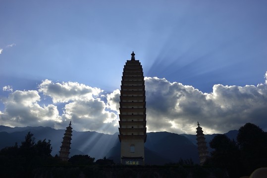 大理三塔光線