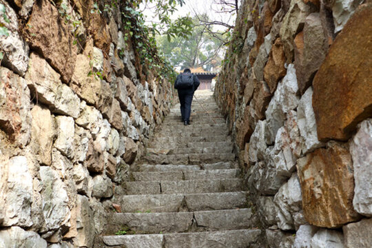 石頭臺(tái)階