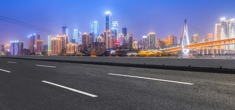 城市道路夜景摩天大樓天際線