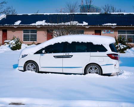 雪地里的汽車(chē)