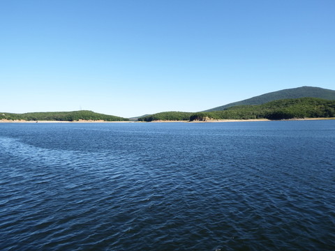 鏡泊湖湖面