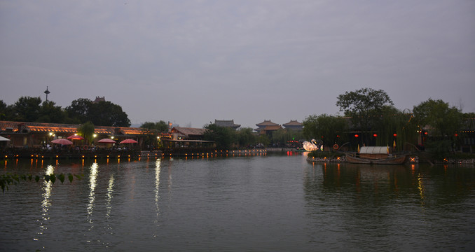 清明上河園湖畔美食坊