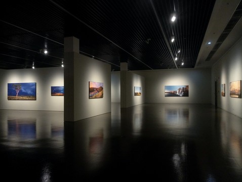 空曠無人的攝影展廳