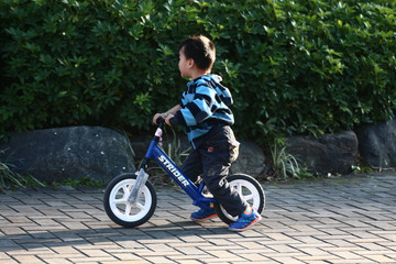 小男孩騎車
