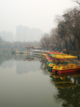 公園霧中的小船