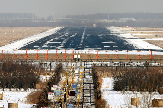 雪后的機(jī)場(chǎng)跑道