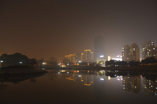 雨夜湖邊城市夜景