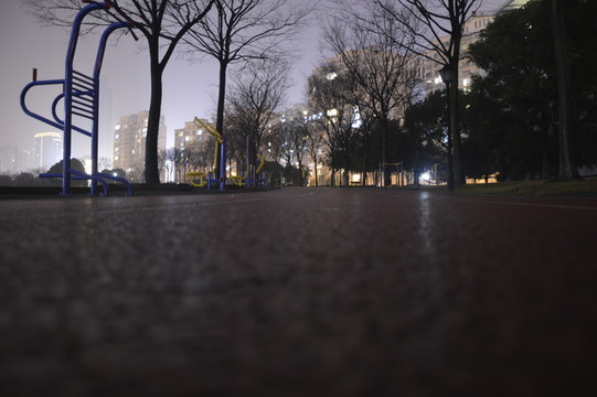 雨夜公園塑膠跑道