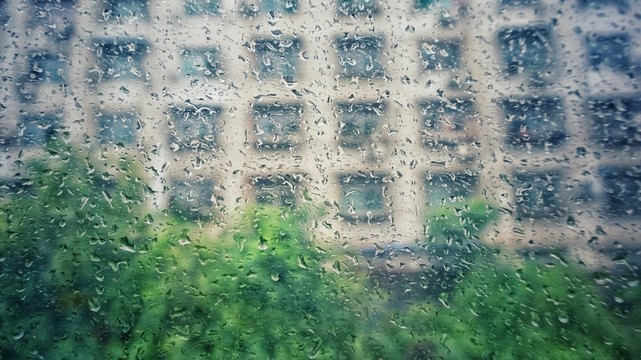 玻璃上的雨滴