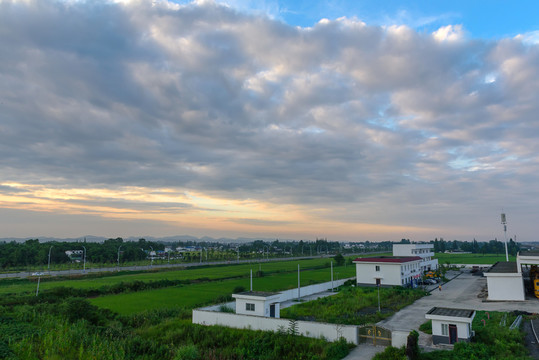 夕陽 彩霞 田野
