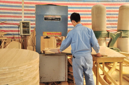 家具廠車(chē)間 家具廠工人