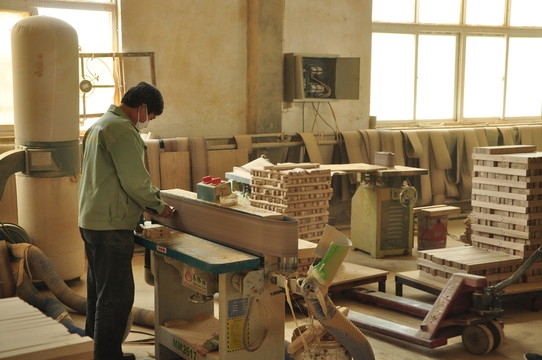 家具廠車(chē)間 家具廠工人