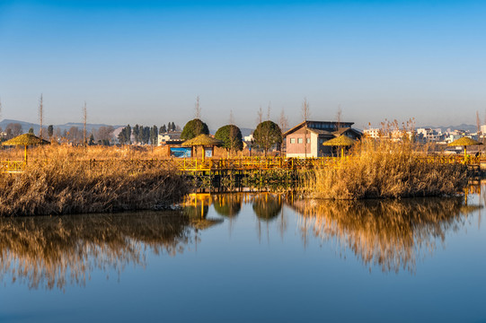 沿江水岸人家