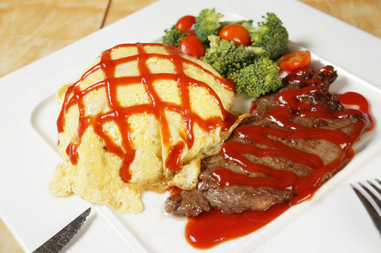 牛扒蛋包飯