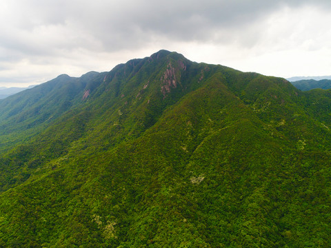 崇山峻嶺