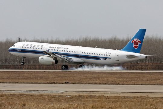 飛機(jī)降落 民航 中國(guó)南方航空