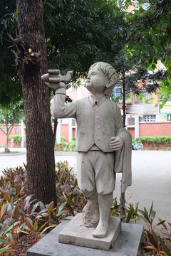 小男孩石像