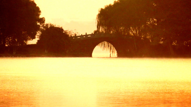 西湖日出