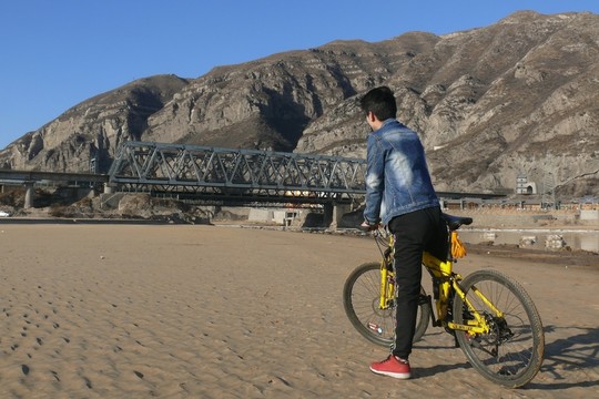 禹門(mén)口黃河灘騎自行車(chē)的人