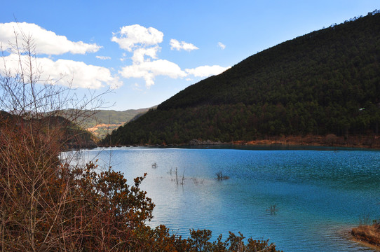 高山流水藍(lán)天白云綠色湖水