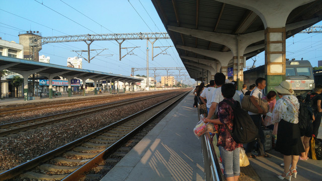 火車站臺(tái)乘客