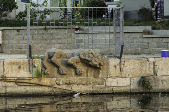 什剎海石橋水獸