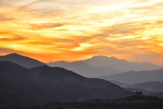 晚霞 山巒